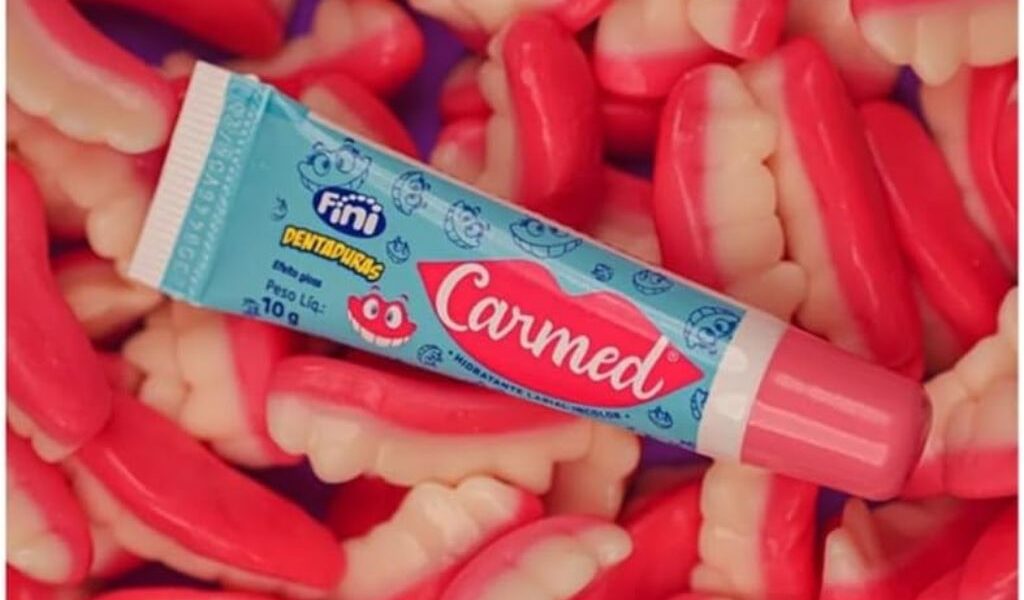 Bisnaga de hidratante labial Carmed sabor FINI dentadura