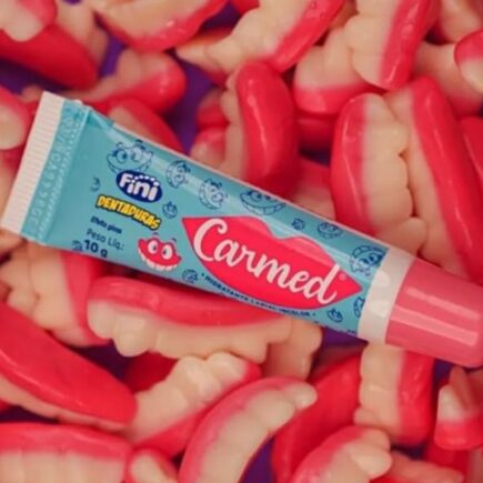 Bisnaga de hidratante labial Carmed sabor FINI dentadura